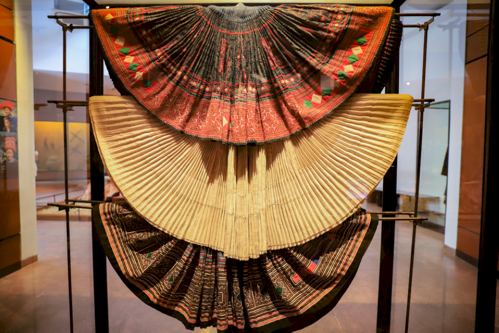 Information about the exhibits is provided in three languages - Vietnamese, English, and French